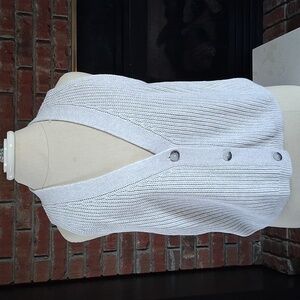 Universal Thread Women's Cream V-Neck Sweater Vest
